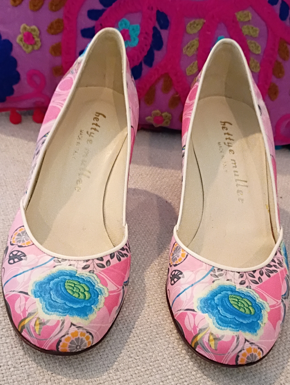 Bettye Muller Whimsical Pink Floral Fabric Pumps Round Toe 3" Heel 37.5/7 US